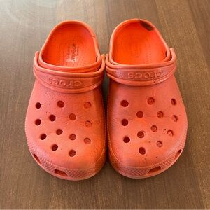 Crocs kids classic clog in orange size 12